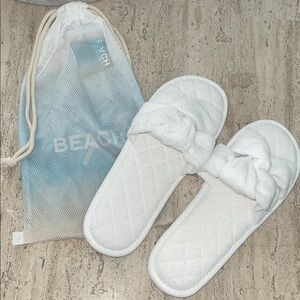 BAREFOOT DREAMS Large 9-10 Towel Terry Sandal White Quilted Slippers Knot Detail